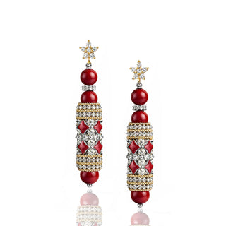 حلق أحمر إمبريال طويل مصنوع من فضة 925 مطلية بذهب عيار 18، بتصميم فاخر مرصّع مستوحى من الزخارف العربية الكلاسيكية، مع أحجار حمراء عميقة.

Imperial red drop earrings crafted in 925 sterling silver, plated with 18K gold, featuring a luxurious diamond-set design inspired by classic Arabesque patterns and rich red stones.