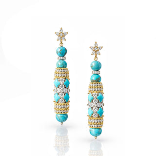 حلق تركواز إمبريال طويل مصنوع من فضة 925 مطلية بذهب عيار 18، بتصميم فاخر مرصّع مستوحى من الزخارف العربية الكلاسيكية، مع أحجار تركواز طبيعية.

Imperial turquoise drop earrings crafted in 925 sterling silver, plated with 18K gold, featuring a luxurious diamond-set design inspired by classic Arabesque patterns and natural turquoise stones.